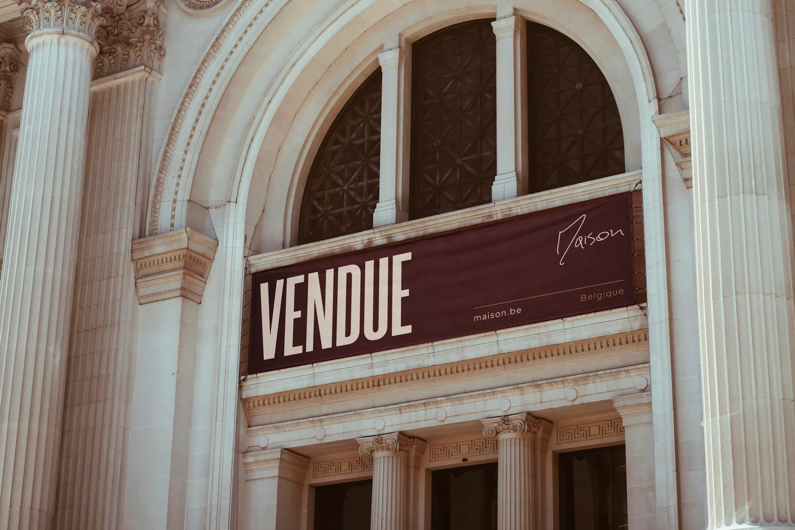 Maison, la bannière « Vendue »