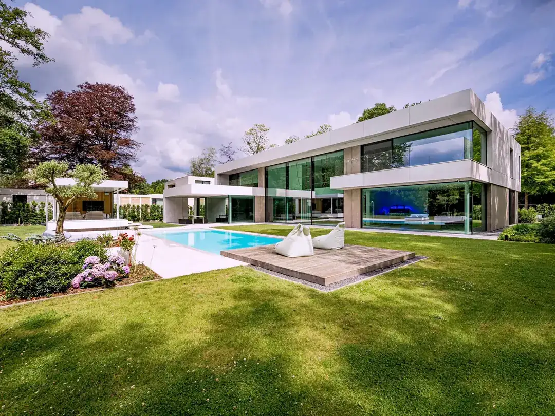 Villa sous les chênes, façade et piscine à Brasschaat