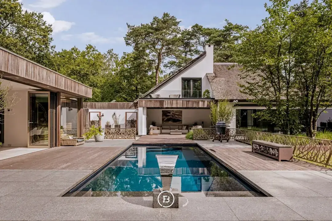 Pavillon des pins, piscine et villa à toit de chaume à Kapellen