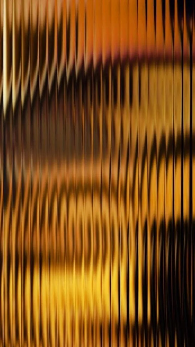 Verre cannelé devant une lumière ambrée